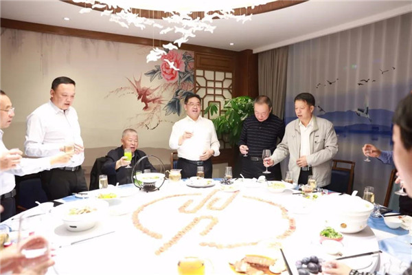 慶中秋 迎華誕 塔林鼎尚恭祝全疆各族朋友雙節(jié)快樂(lè)！