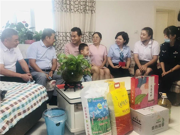 關愛篇丨佳節(jié)將至，新疆塔林鼎尚、烏魯木齊飲食服務行業(yè)協(xié)會、沙區(qū)天山農商行攜手開展慰問幫扶活動