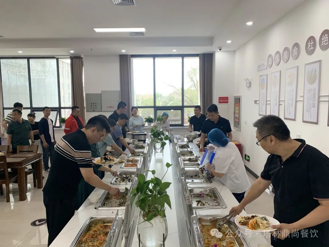 搬遷頂烈日，食堂開餐忙。